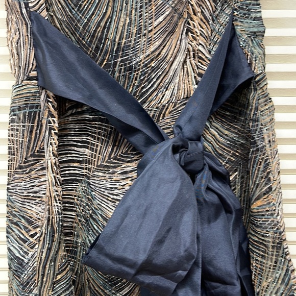 BCBGMaxazria Blue Patterned Silk Sheer Sleeveless Blouse With Waist Tie XS - Picture 4 of 8